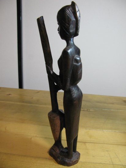 即納！アフリカ　プリミティブアート お土産 置物 木彫り 夫人オブジェ 飾り インテリア　 杵と臼のような道具を使って作業する女性 - ビスクドール  | アンティークの通販店舗【ワールドドール】