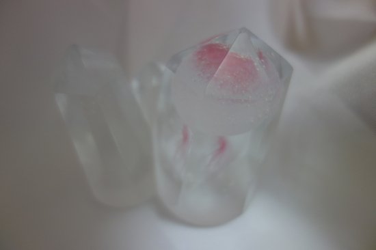 即納！海月（くらげ）のオブジェ 水晶モデル 水晶型3本組（紅）「とても静かで永い時間」ガラス作家ワタナベカズオのガラスオブジェ めのう石台付 -  ビスクドール | アンティークの通販店舗【ワールドドール】