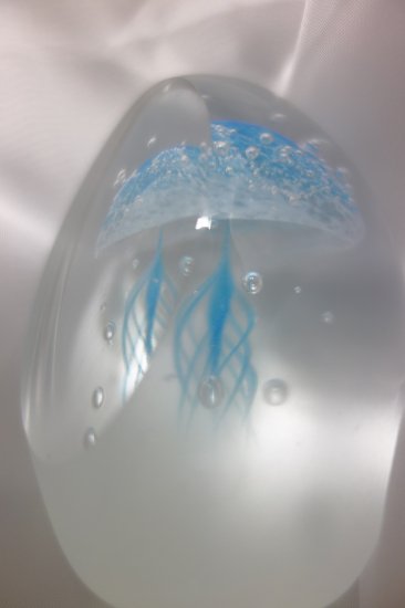 即納！海月（くらげ）のオブジェ　ワタナベカズオ アーティストのガラスオブジェ　クラゲ　青　カット　プラス　サンドブラスト製法（底面）　 LEDスタンド付属　 - ビスクドール | アンティークの通販店舗【ワールドドール】