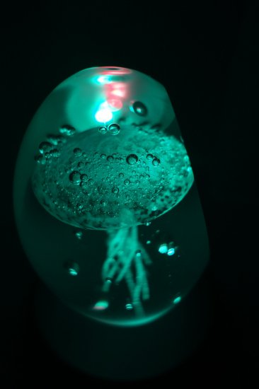 即納！海月（くらげ）のオブジェ　ワタナベカズオ アーティストのガラスオブジェ　クラゲ　青　カット　プラス　サンドブラスト製法（底面）　 LEDスタンド付属　 - ビスクドール | アンティークの通販店舗【ワールドドール】