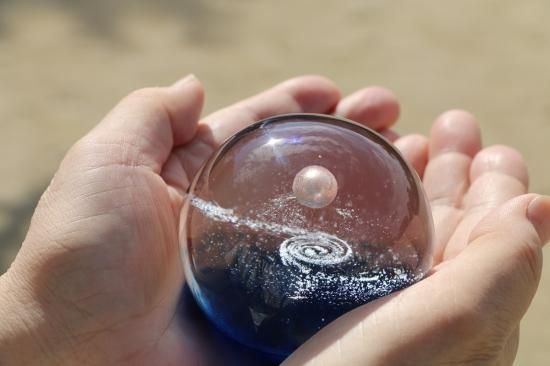 宇宙の銀河をモチーフにしたオブジェ  球体 ワタナベカズオ作 手のひらの宇宙 Amazon.co.jp: 宇宙の銀河をモチーフにしたオブジェ 銀河