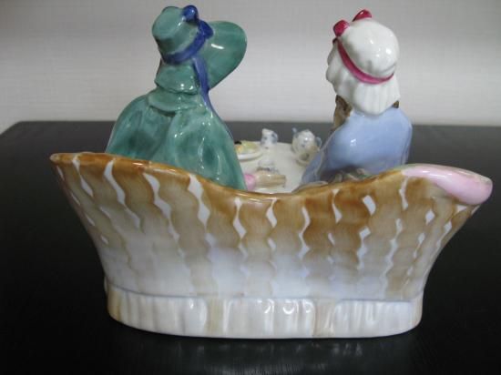 ロイヤルドルトン　フィギュリン　アフタヌーンティー 美品 ロイヤルドルトン フィギュリン アフタヌーンティー - メルカリ