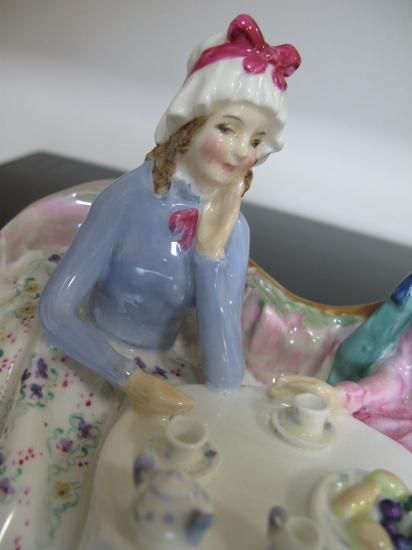 ロイヤルドルトン　フィギュリン　アフタヌーンティー 美品 ロイヤルドルトン フィギュリン アフタヌーンティー - メルカリ