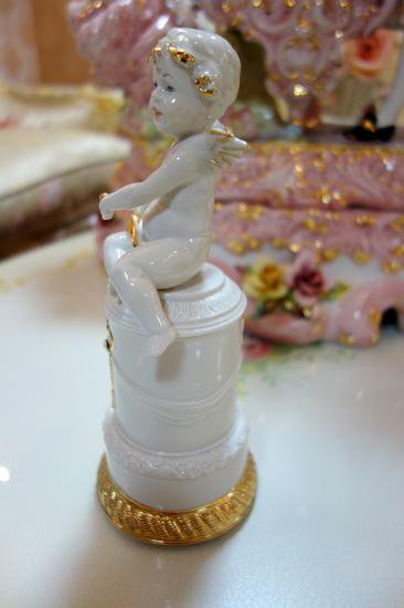 美品 イタリア 天使 エンジェル カポディモンテ 陶磁器 イタリー 座っている天使 - ビスクドール | アンティークの通販店舗【ワールドドール】