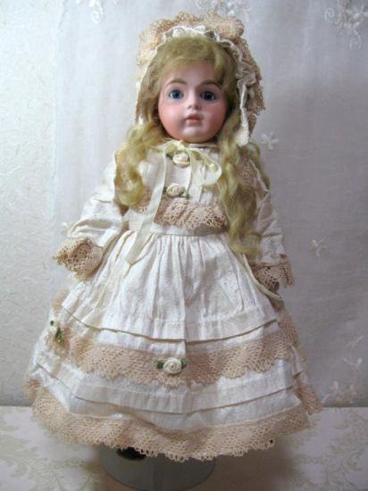 白のドレスのビスクドール - おもちゃ/人形