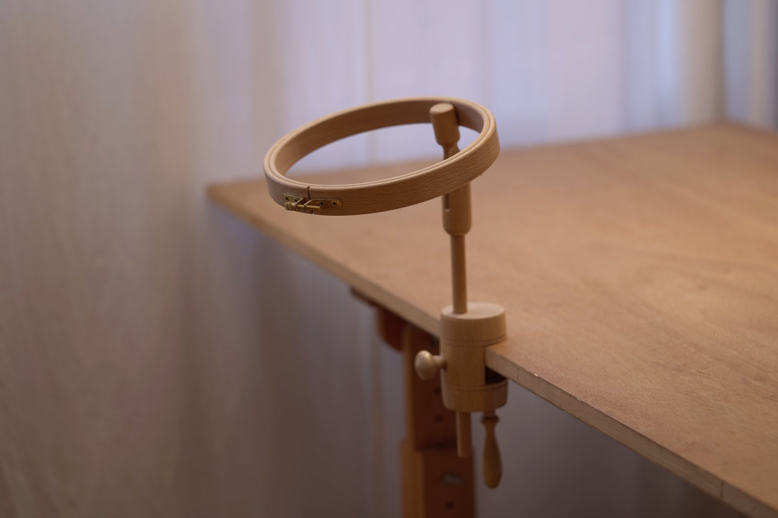 木製 刺繍枠スタンド（テーブル固定用) - WEB SHOP | maison des perles｜メゾン・デ・ ペルル
