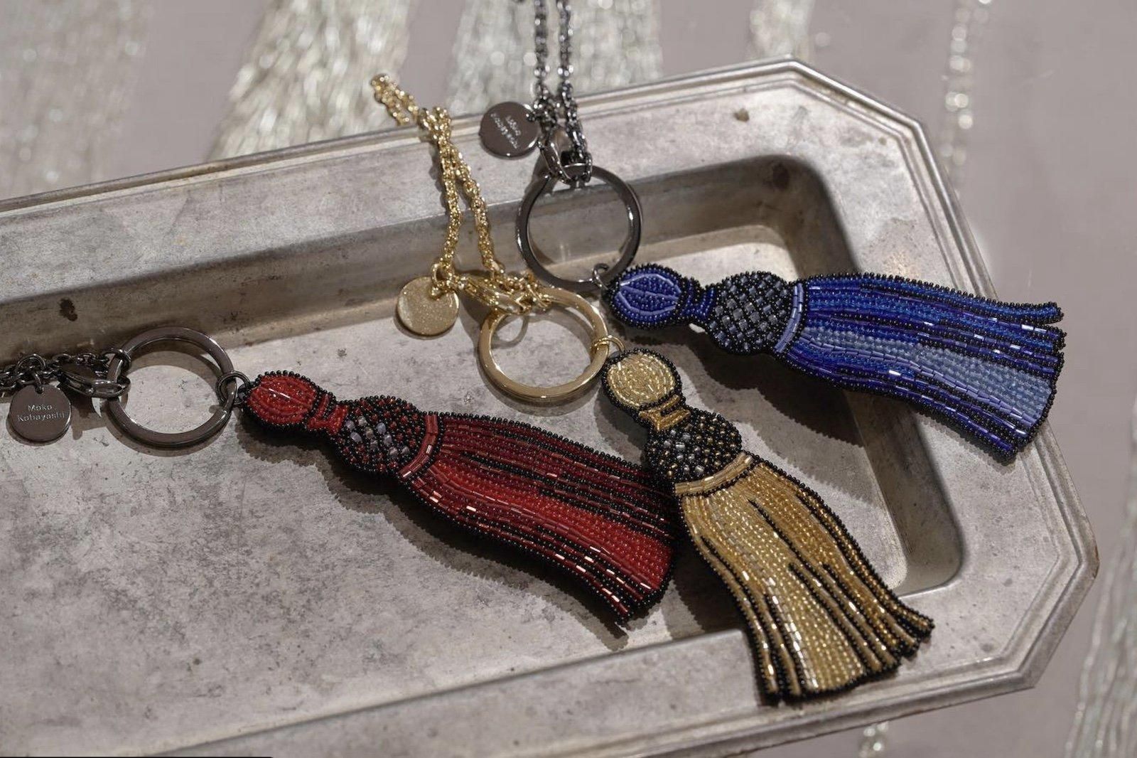 タッセル赤 バッグチャーム - WEB SHOP | maison des perles