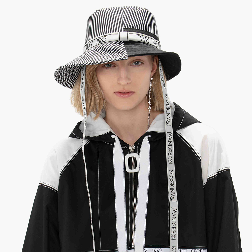 JW ANDERSON(ジェイ ダブリュー アンダーソン)商品ページ - OW Asymmetric Bucket Hat -  Black/Stripe - VENTURER(ベンチュラー)