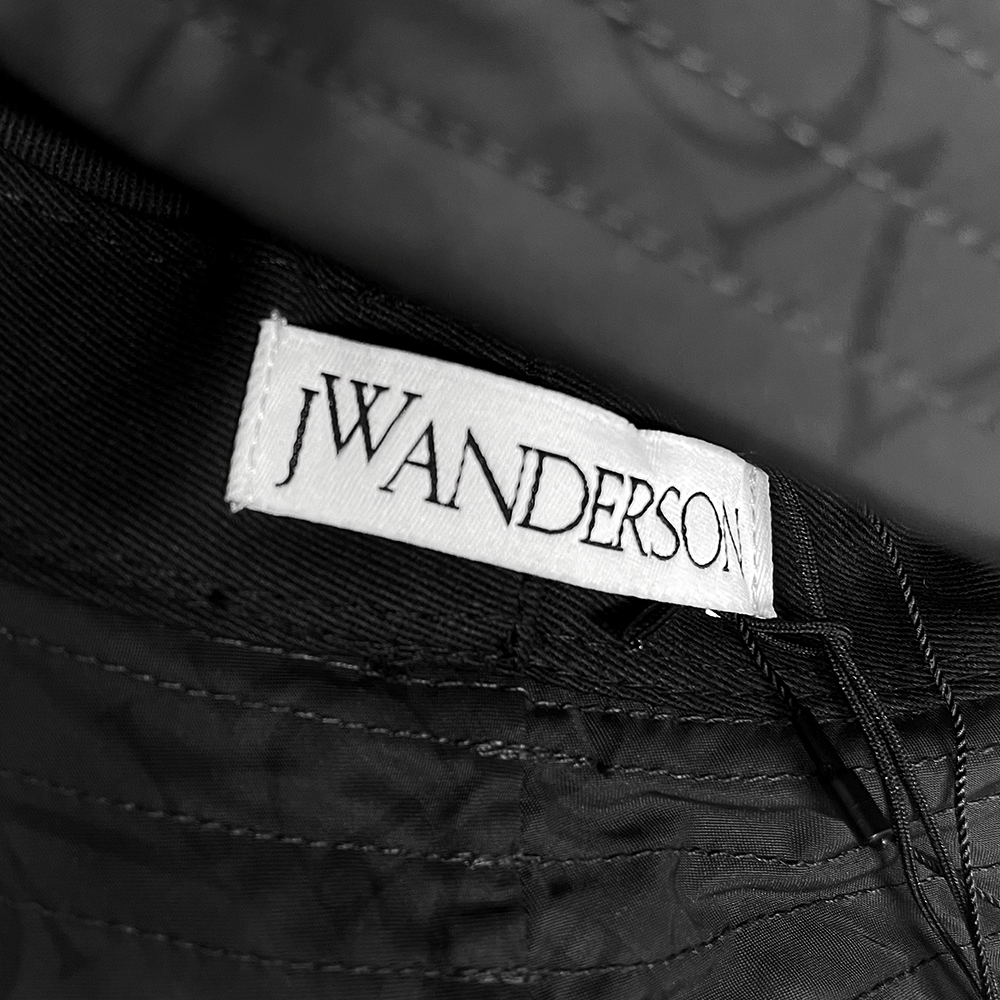 JW ANDERSON(ジェイ ダブリュー アンダーソン)商品ページ - Logo JW ANDERSON(ジェイ ダブリュー アンダーソン)商品ページ - Logo