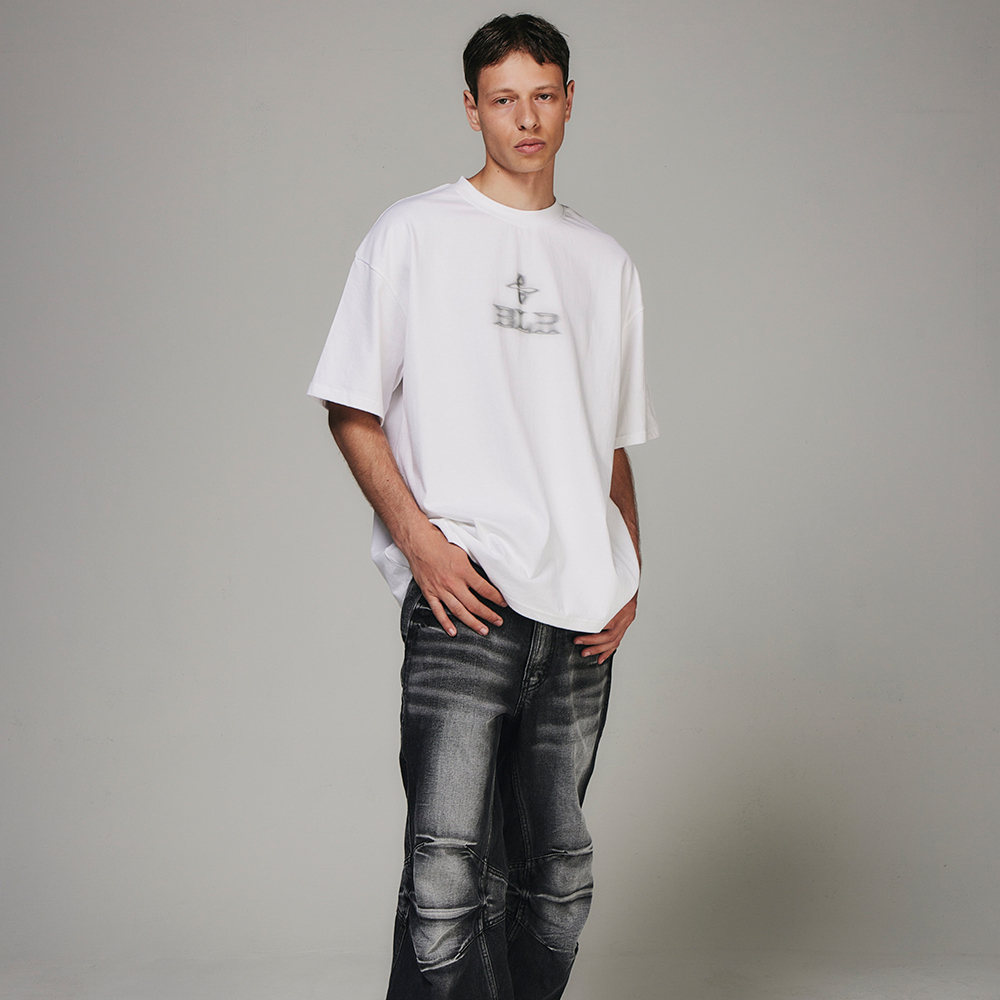 【BLUER】BLR BLURRED LOGO PRINTED OVER-FIT T-SHIRTS WHITE BLR BLUER(ビーエルアール ブラー)商品ページ - Blurred Logo