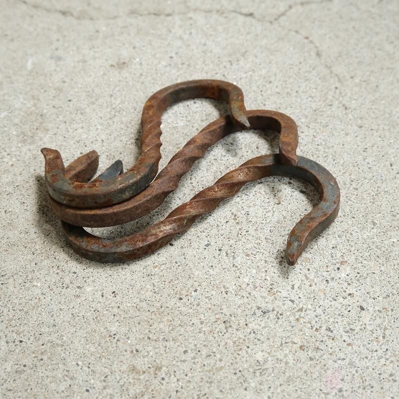 ANTIQUE TWISTED HOOK