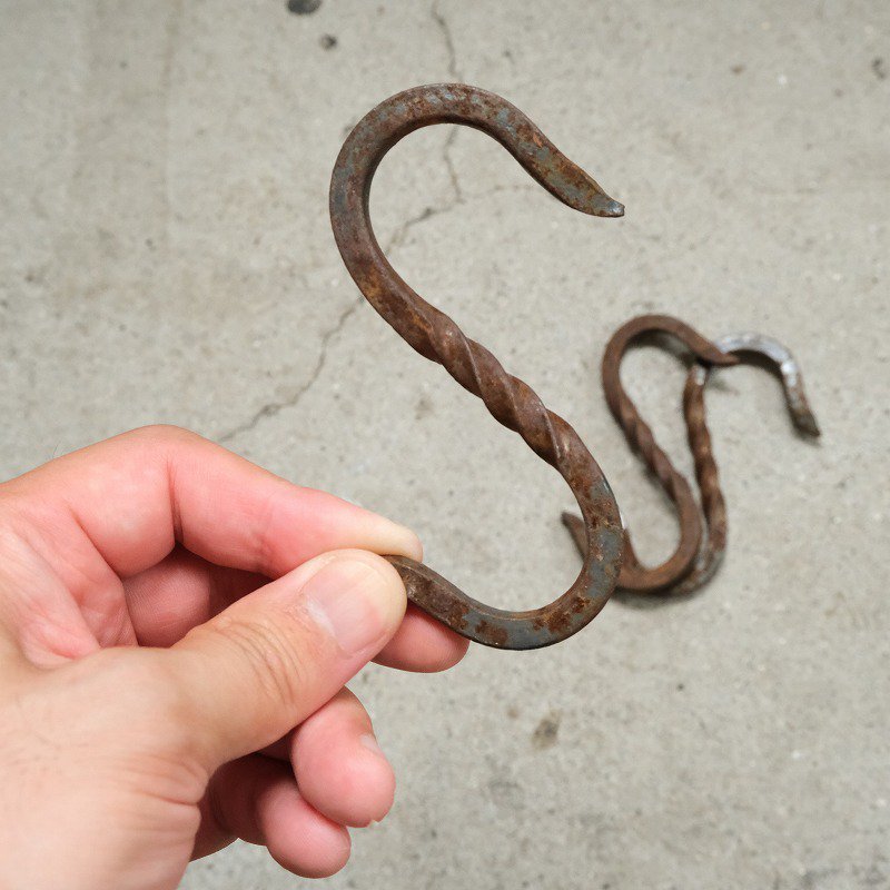 ANTIQUE TWISTED HOOK