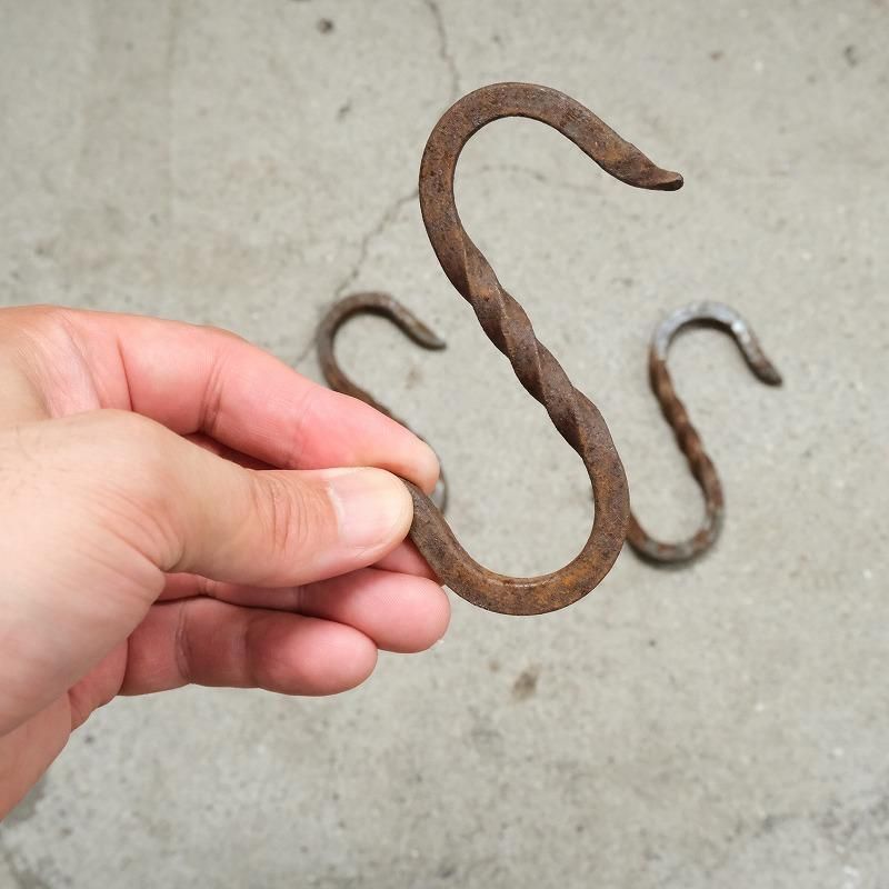 ANTIQUE TWISTED HOOK