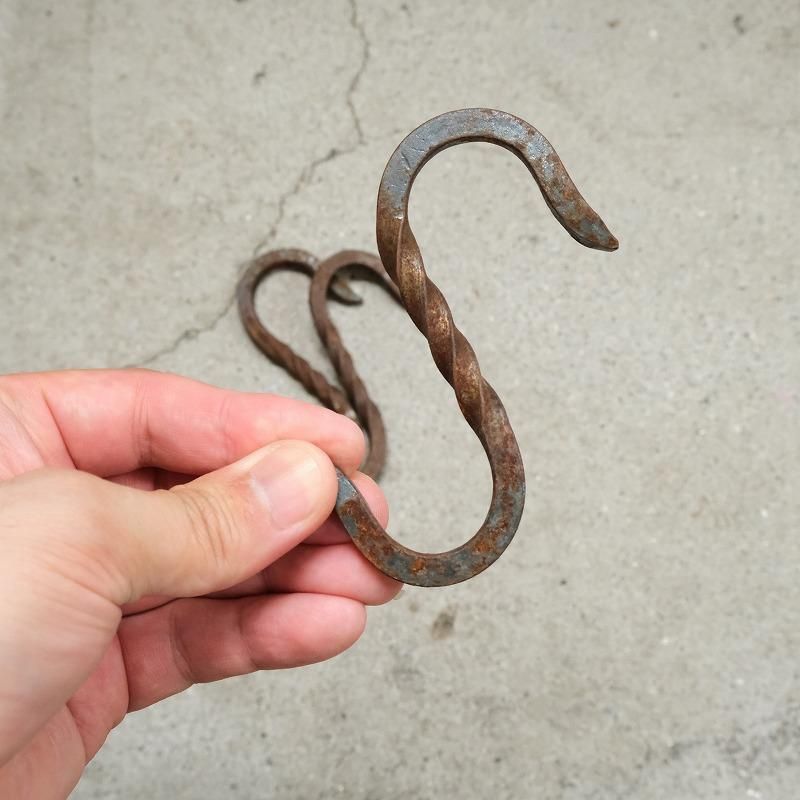 ANTIQUE TWISTED HOOK