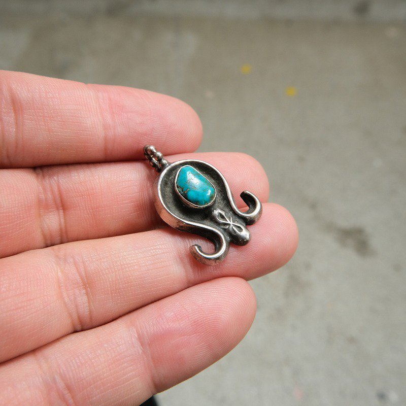 NATIVE AMERICAN TURQUOISE PENDANT