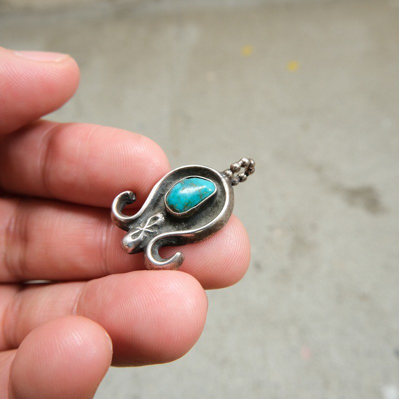 NATIVE AMERICAN TURQUOISE PENDANT