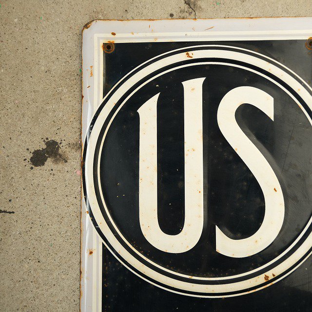 US TIRES SIGN