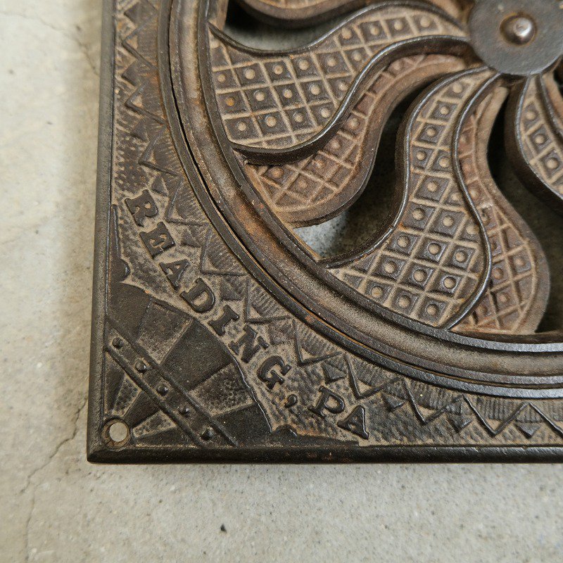 1890's〜 MT.PENN STOVE WORKS CAST IRON STOVE AIR VENT COVER