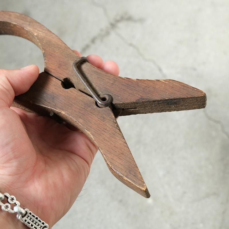 ANTIQUE WOODEN CLIP