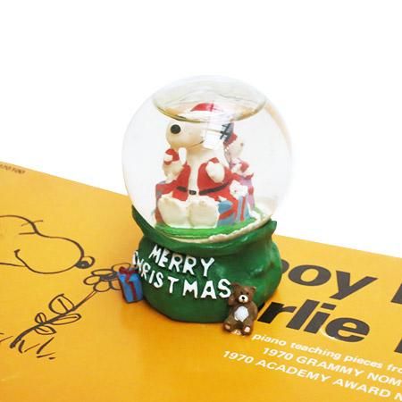 スヌーピークリスマススノードームです スヌーピークリスマススノードームです