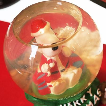 スヌーピークリスマススノードームです スヌーピークリスマススノードームです