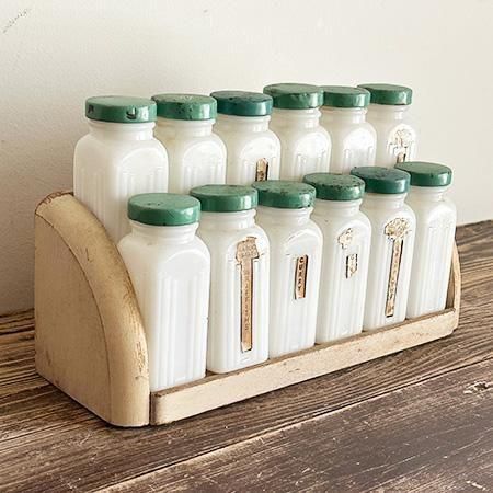 GRIFFITHS グリフィス ミルクガラス スパイスボトル＆ラックです。