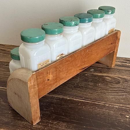 GRIFFITHS グリフィス ミルクガラス スパイスボトル＆ラックです。