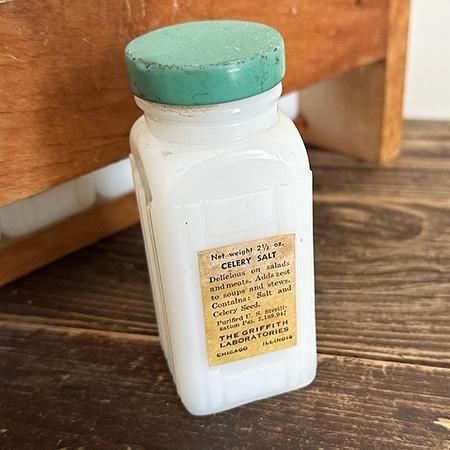 GRIFFITHS グリフィス ミルクガラス スパイスボトル＆ラックです。