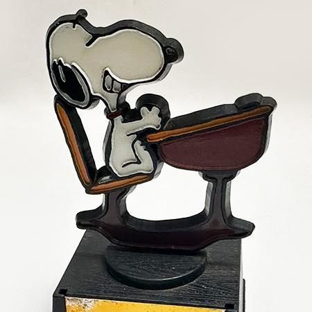 スヌーピー　トロフィー AVIVA社より、ピーナッツトロフィーシリーズ スヌーピー生徒