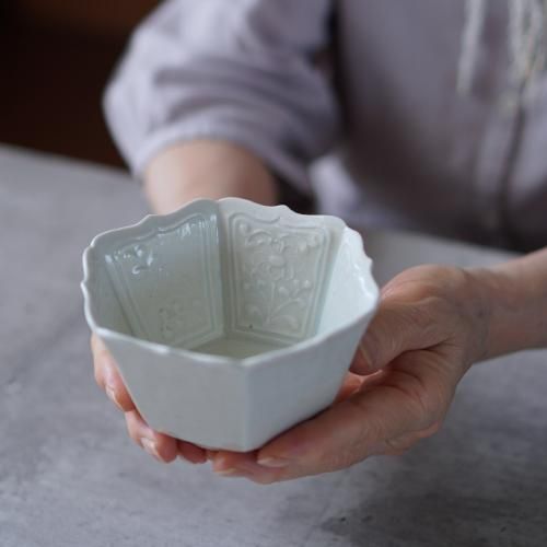 灰釉陽刻文六角鉢 陶芸家 鈴木まどか【Galleryてとて】 灰釉陽刻文六角鉢 陶芸家 鈴木まどか【Galleryてとて】