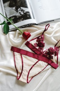 Flower Triangle Bra Set<br>[Red/Grey]<br><s><font color="red">3900円</s>→1950円<br>50%OFF</font>