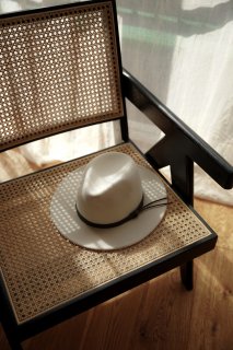 <img class='new_mark_img1' src='https://img.shop-pro.jp/img/new/icons56.gif' style='border:none;display:inline;margin:0px;padding:0px;width:auto;' />Wool Fedora Hat<br>[WHITE]*<s><font color="red">8400</s>420050%OFF</font>