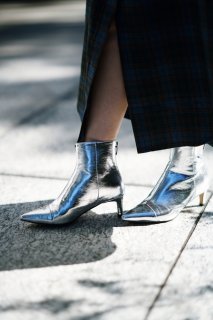 <img class='new_mark_img1' src='https://img.shop-pro.jp/img/new/icons38.gif' style='border:none;display:inline;margin:0px;padding:0px;width:auto;' />Shiny Pointed Toe Bootie<br>[SILVER] [Mサイズ][B品]<s><font color="red">12000円</s>→2400円80%OFF</font>