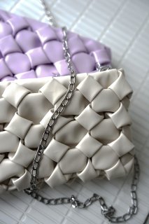 <img class='new_mark_img1' src='https://img.shop-pro.jp/img/new/icons8.gif' style='border:none;display:inline;margin:0px;padding:0px;width:auto;' />Chain Shoulder Bag<br>[BEIGE/PURPLE]