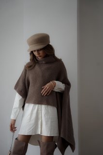 <img class='new_mark_img1' src='https://img.shop-pro.jp/img/new/icons8.gif' style='border:none;display:inline;margin:0px;padding:0px;width:auto;' />Turtle Neck Knit Cape<br>[BROWN/BLACK]*