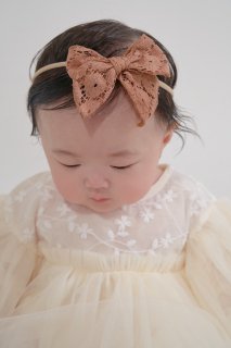 <img class='new_mark_img1' src='https://img.shop-pro.jp/img/new/icons8.gif' style='border:none;display:inline;margin:0px;padding:0px;width:auto;' />MARQUE Baby Ribbon HeadBand<br>[BROWN]