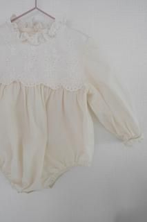 <img class='new_mark_img1' src='https://img.shop-pro.jp/img/new/icons8.gif' style='border:none;display:inline;margin:0px;padding:0px;width:auto;' />MARQUE Baby Baby Flower Lace Rompers [66cm/73cm][WHITE]