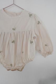 <img class='new_mark_img1' src='https://img.shop-pro.jp/img/new/icons8.gif' style='border:none;display:inline;margin:0px;padding:0px;width:auto;' />MARQUE Baby Flower Embroidery Rompers [66cm/73cm][WHITE]