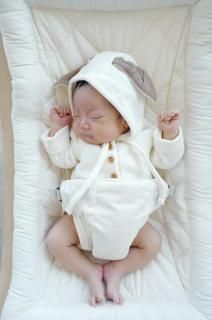 <img class='new_mark_img1' src='https://img.shop-pro.jp/img/new/icons8.gif' style='border:none;display:inline;margin:0px;padding:0px;width:auto;' />MARQUE Baby Baby Rabbit HatRompers Set [62cm/68cm]