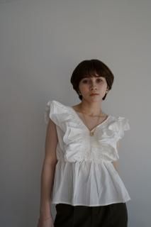 <img class='new_mark_img1' src='https://img.shop-pro.jp/img/new/icons8.gif' style='border:none;display:inline;margin:0px;padding:0px;width:auto;' />V Cut Frill Blouse<br>[WHITE/BLACK]<s><font color="red">7500</s>3000<br>60%OFF</font>
