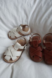 <img class='new_mark_img1' src='https://img.shop-pro.jp/img/new/icons8.gif' style='border:none;display:inline;margin:0px;padding:0px;width:auto;' />MARQUE Baby Leather Baby Sandal [WHITE/BROWN][13cm]