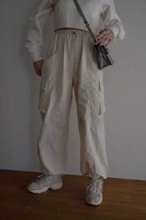 <img class='new_mark_img1' src='https://img.shop-pro.jp/img/new/icons8.gif' style='border:none;display:inline;margin:0px;padding:0px;width:auto;' />Nylon Parachute Pants<br>[CREAM/CHARCOAL]