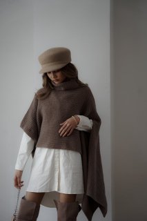 <img class='new_mark_img1' src='https://img.shop-pro.jp/img/new/icons38.gif' style='border:none;display:inline;margin:0px;padding:0px;width:auto;' />Turtle Neck Knit Cape<br>[BROWN][サンプル品][B品]<s><font color="red">8900円</s>→3560円<br>60%OFF</font>