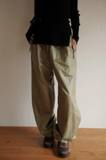 <img class='new_mark_img1' src='https://img.shop-pro.jp/img/new/icons38.gif' style='border:none;display:inline;margin:0px;padding:0px;width:auto;' />Nylon Design Pants<br>[KHAKI][サンプル品][B品]<s><font color="red">18000円</s>→7200円<br>60%OFF</font>