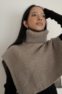 <img class='new_mark_img1' src='https://img.shop-pro.jp/img/new/icons8.gif' style='border:none;display:inline;margin:0px;padding:0px;width:auto;' />Layered Lib Turtle Neck Cape<br>[OFFWHITE/GRAY/BLACK]