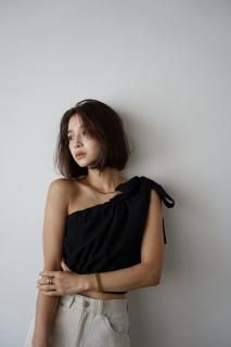 <img class='new_mark_img1' src='https://img.shop-pro.jp/img/new/icons8.gif' style='border:none;display:inline;margin:0px;padding:0px;width:auto;' />Off Shoulder Blouse<br>[BLACK/WHITE]