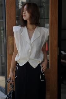 <img class='new_mark_img1' src='https://img.shop-pro.jp/img/new/icons8.gif' style='border:none;display:inline;margin:0px;padding:0px;width:auto;' />No Sleeve Collar Tops<br>[OFFWHITE]
