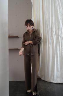 <img class='new_mark_img1' src='https://img.shop-pro.jp/img/new/icons8.gif' style='border:none;display:inline;margin:0px;padding:0px;width:auto;' />Knit Zip Cardigan & Pants Set Up<br>[BROWN/OFFWHITE]