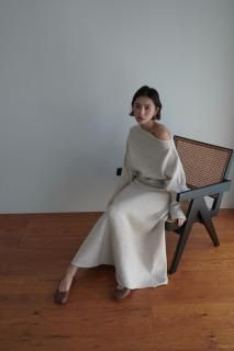 <img class='new_mark_img1' src='https://img.shop-pro.jp/img/new/icons8.gif' style='border:none;display:inline;margin:0px;padding:0px;width:auto;' />Off Shoulder Tops & Skirt Set Up<br>[OFFWHITE/BEIGE]