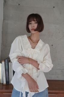 <img class='new_mark_img1' src='https://img.shop-pro.jp/img/new/icons8.gif' style='border:none;display:inline;margin:0px;padding:0px;width:auto;' />Chiffon Frill Blouse<br>[OFFWHITE]